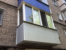 Балкон с наружной обшивкой серый профлист 